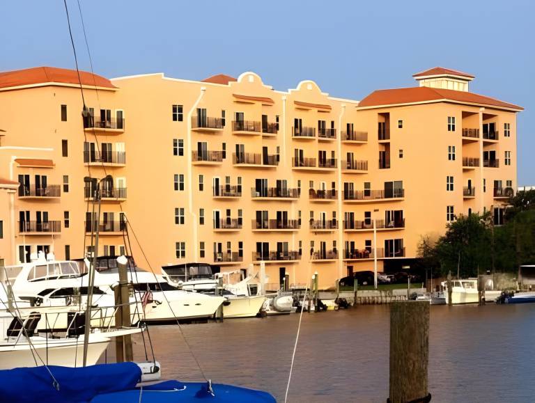 Serviced apartment with terrace, pool & jacuzzi | Beach nearby | Pets are welcome in Treasure Island, FL
