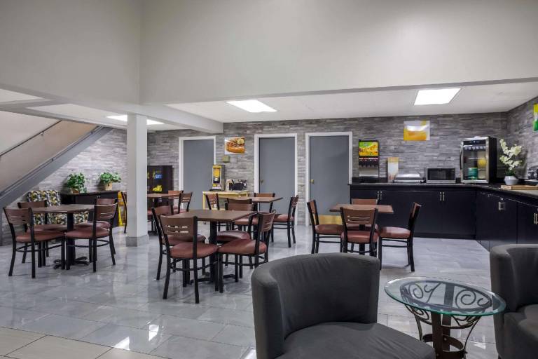 Quality Inn Toledo Westgate — photo 4