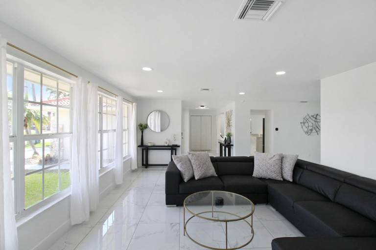 Chic & modern canal-front retreat with private pool - Azure Tides — photo 3