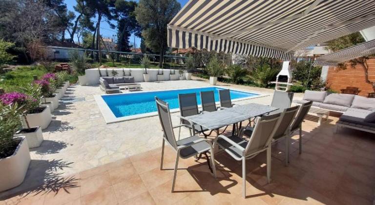 Charming rental apartment with pool, patio & yard | Close to the beach | Pets allowed — photo 2