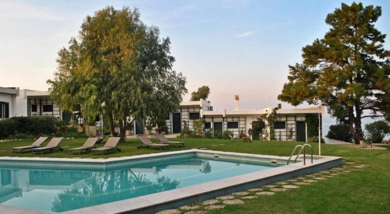 Charming holiday apartment with yard, pool & grill | Perfect for remote work | Dogs allowed in Thessaloniki