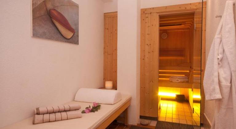 Wonderful serviced apartment with sauna, yard & hot tub | Pets allowed — photo 3