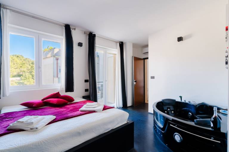 Holiday Home 'Suite Black and White' with Balcony, Wi-Fi & Air Conditioning in Otranto
