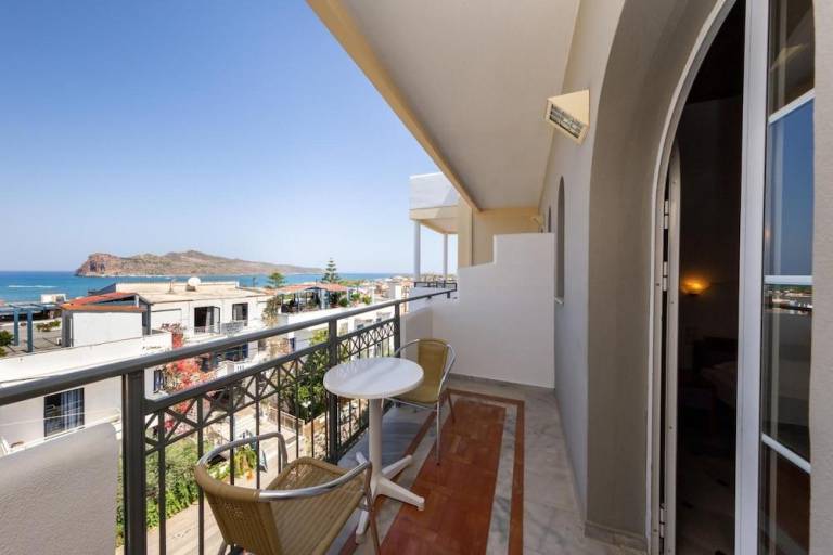 Serviced apartment with patio, garden & pool — photo 4