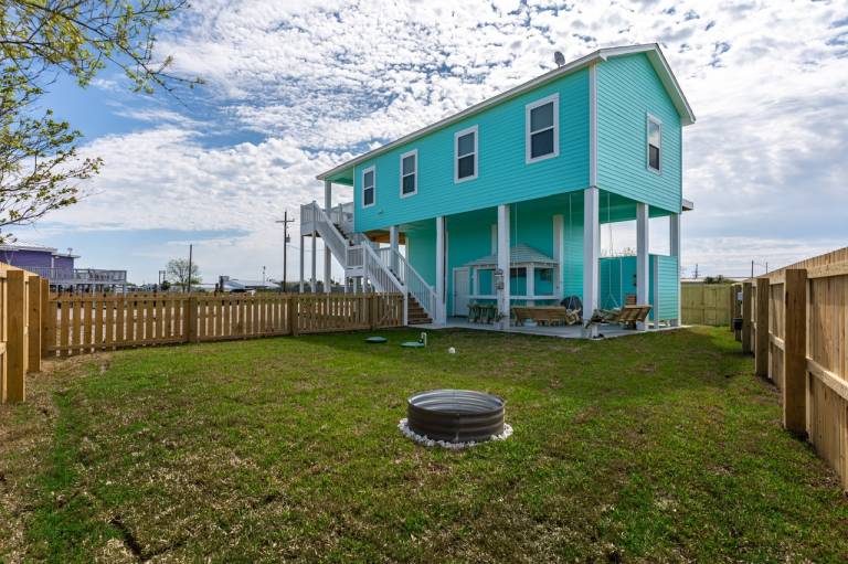 Vacation home with grill & yard — photo 4