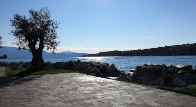 Holiday apartment with hot tub in Salò