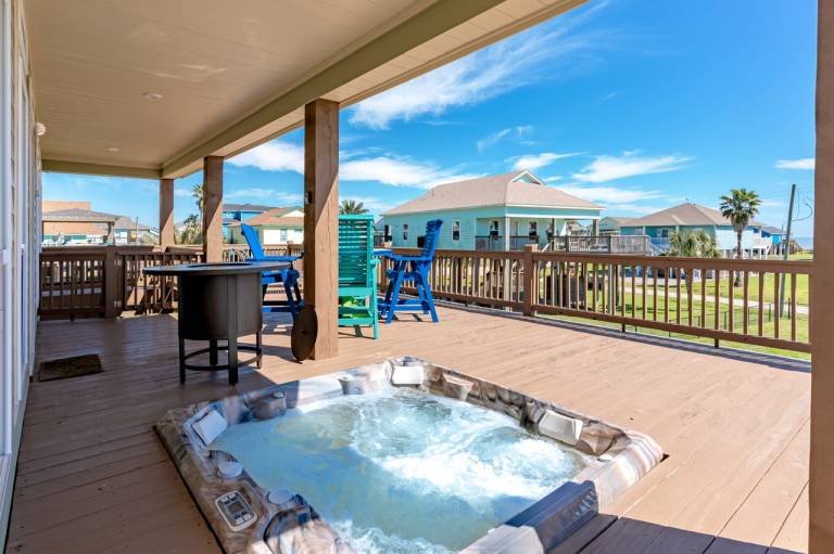 Vacation home with BBQ, yard & hot tub | Beach view — photo 2