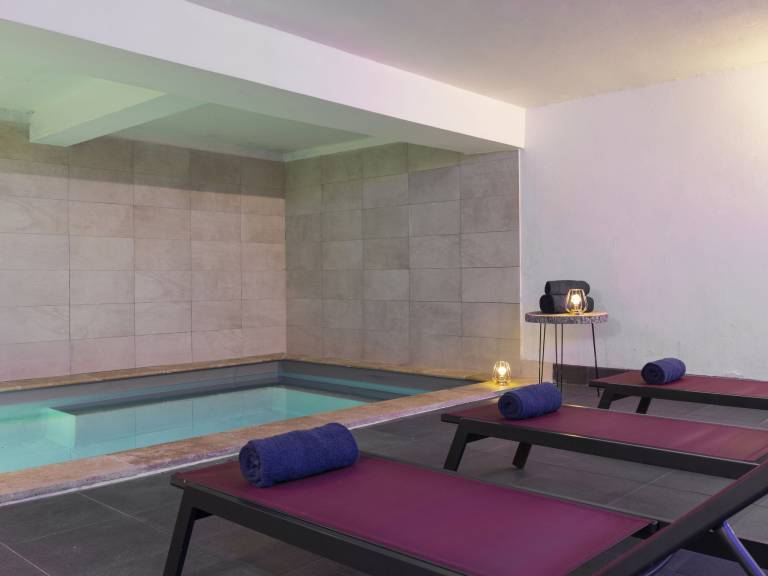 Apartment with pool — photo 5