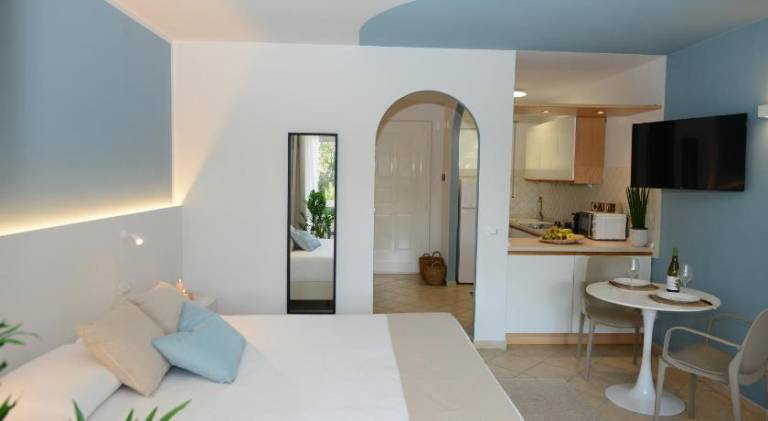 Serviced apartment with yard & terrace | Next to the beach | Dogs allowed in Bibbona