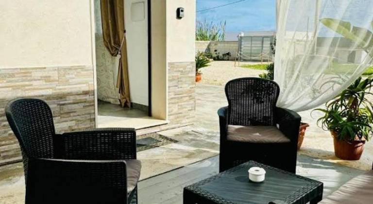 Vacation home with BBQ & yard in Avola