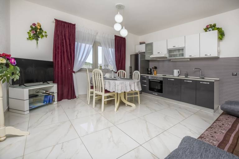 Rental apartment with BBQ, patio & yard | Sea view — photo 5