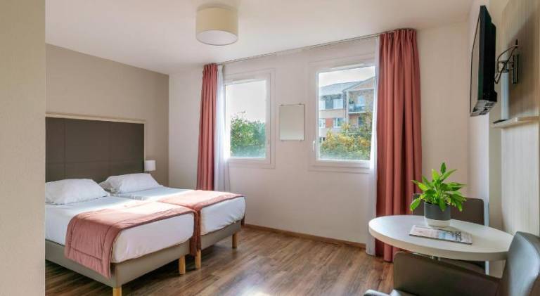 Serviced apartment with patio & garden | Pet-friendly — photo 2