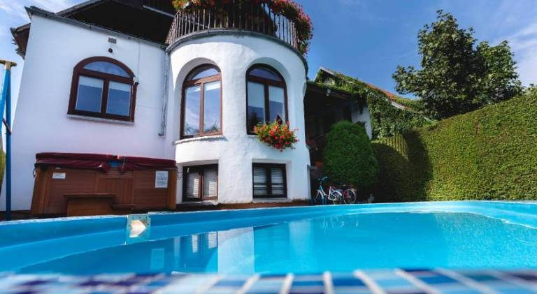 Serviced apartment with barbeque, pool & patio — photo 4