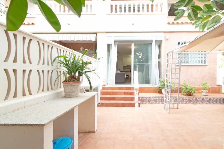 Apartment with terrace, barbecue & garden — photo 2