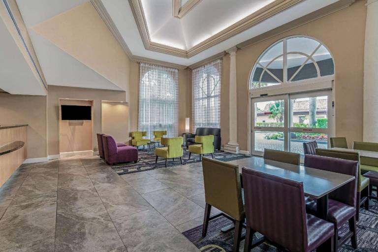 La Quinta Inn & Suites by Wyndham Naples Downtown — photo 2