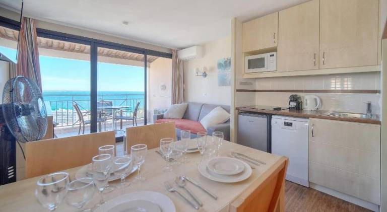 Holiday apartment with patio & pool — photo 4