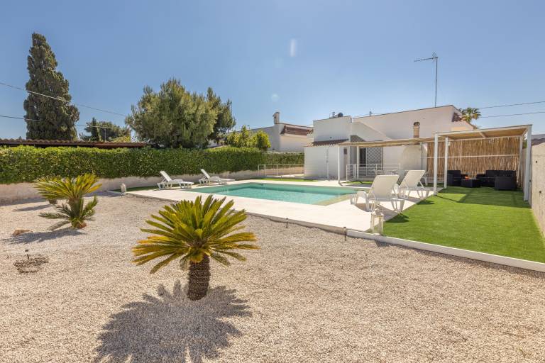 Villa with yard, BBQ & private pool — photo 4