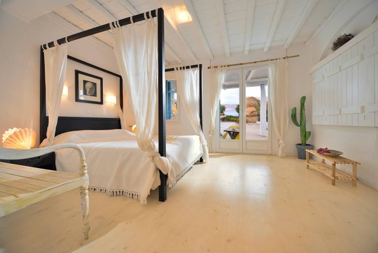 Villa with barbeque, yard & private pool | Pets are welcome — photo 2