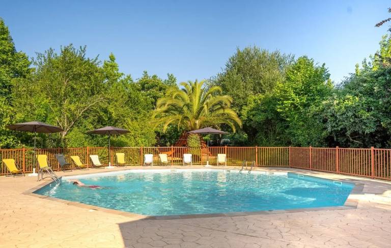 Pleasant chalet with patio, barbecue & yard | Pets are welcome — photo 2
