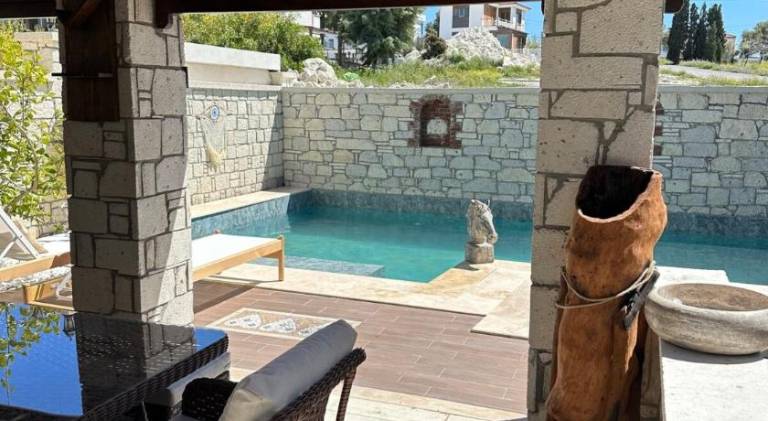 Detached house with pool in Alacatı — photo 4