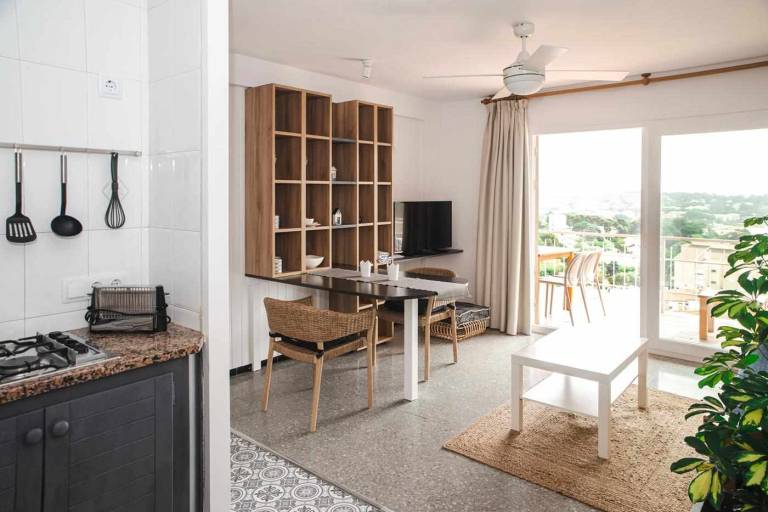 Beautiful rental apartment with BBQ, pool & patio | Sea view | Close to the beach | Dogs allowed — photo 2