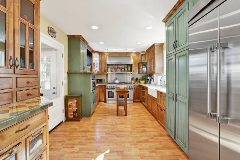 Family-Friendly Hilltop Retreat Pet-Friendly Yard, Gardens, Gazebo, Chef's Kitchen Hot Tub — photo 4
