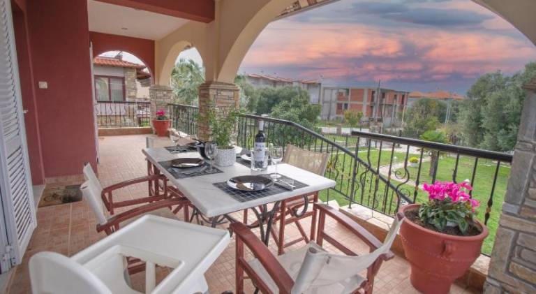 Fully equipped charming villa with grill, patio & yard | Next to the beach | Pets are welcome — photo 3