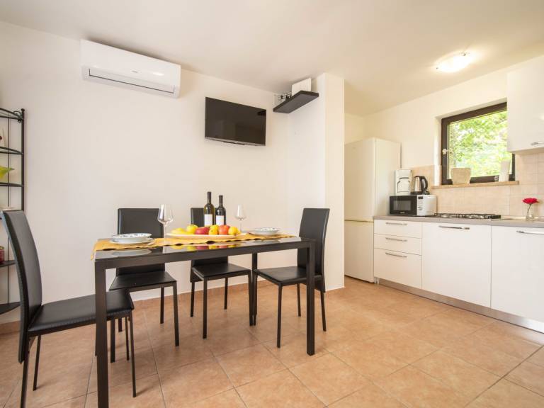 Vacation home with terrace, barbeque & yard | Pet-friendly — photo 3