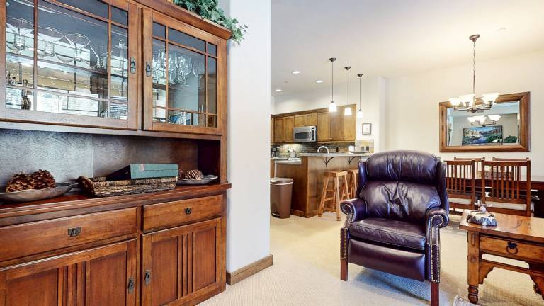 Condo with hot tub, BBQ & sauna | Mountain view — photo 5