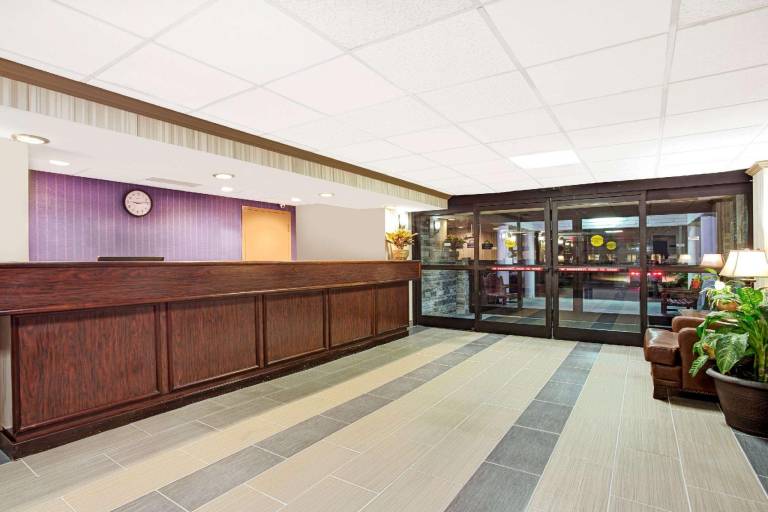 Days Inn by Wyndham Newport News City Center Oyster Point — photo 3