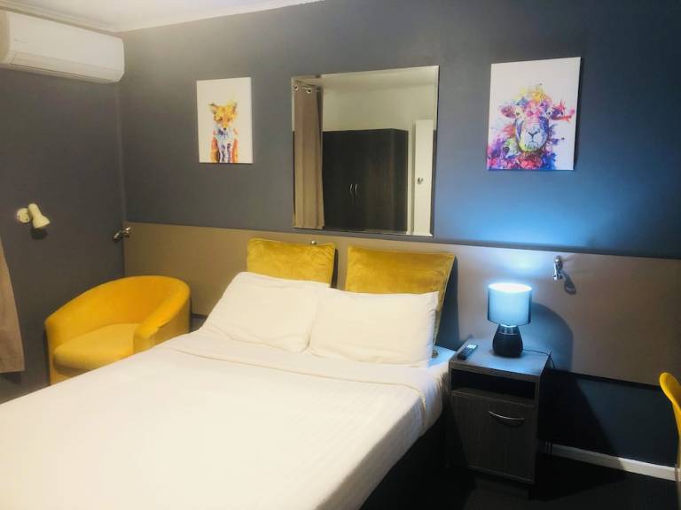 Motel Queanbeyan City Council