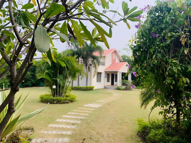Vacation home with BBQ, pool & yard | Pets allowed in Bhopal