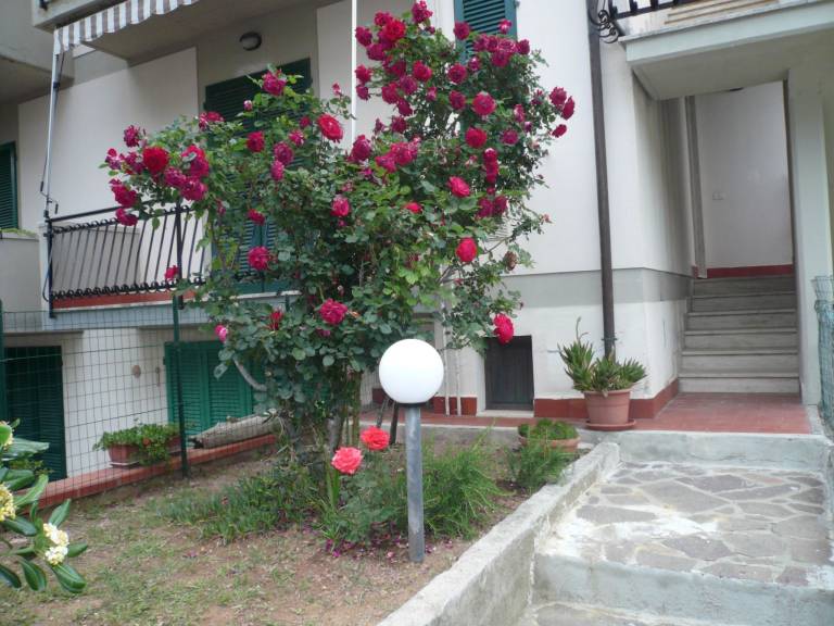 Holiday apartment with patio, BBQ & garden — photo 2
