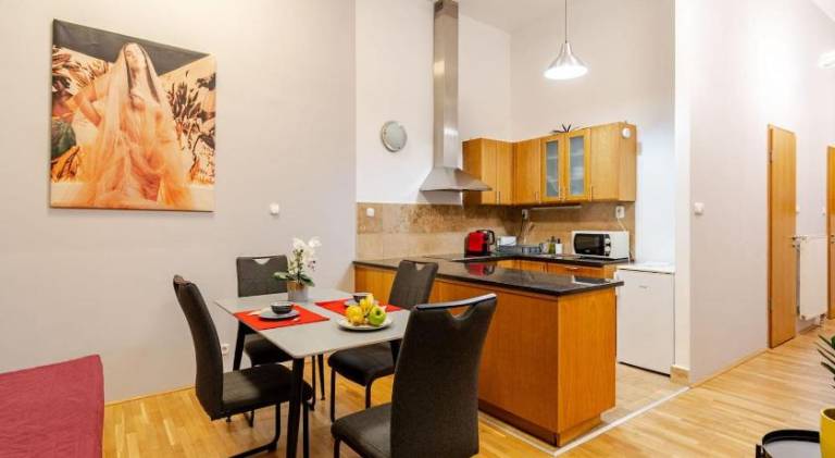 Beautiful rental apartment with garden & patio | Close to St. Stephen's Basilica | Suitable for remote work | Pet-friendly — photo 3
