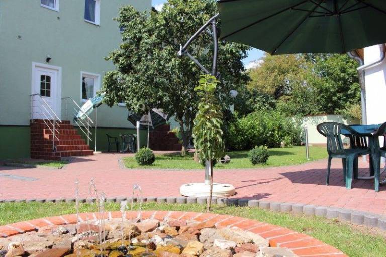 Rental apartment with BBQ, terrace & garden — photo 3