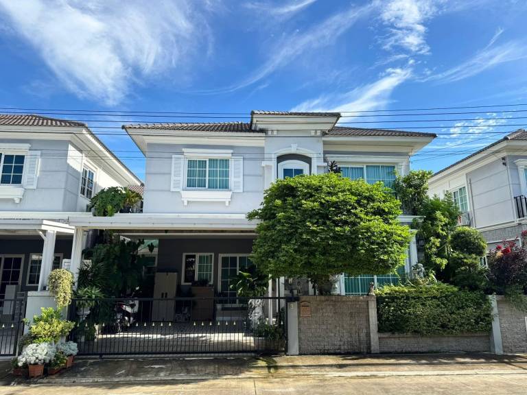 Vacation home with pool in Bangkok