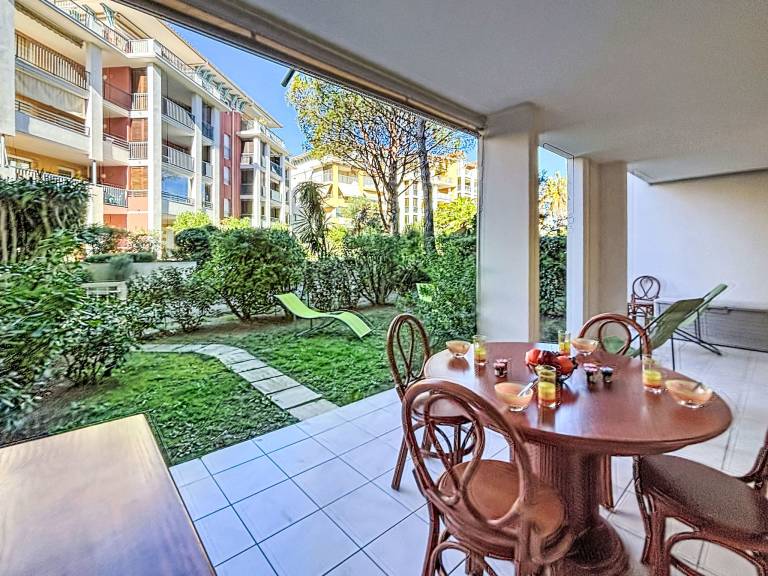 Lovely apartment with patio, yard & pool — photo 2
