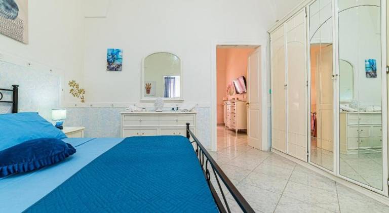 Villa with BBQ, private pool & hot tub | Dogs allowed — photo 2