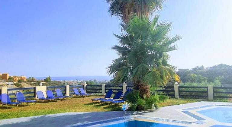Serviced apartment with terrace, pool & garden in Hersonissos
