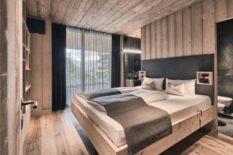 Chalet 'Ruhiges Waldchalet' with Mountain View, Private Terrace and Wi-Fi in Racines