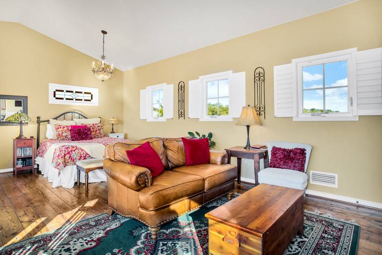 Distant Views Incredible Views Gas Fireplace Queen Bed — photo 4