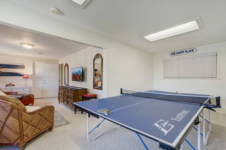 4BD Family Home Heart of COS Lrg backyard and Gameroom — photo 5