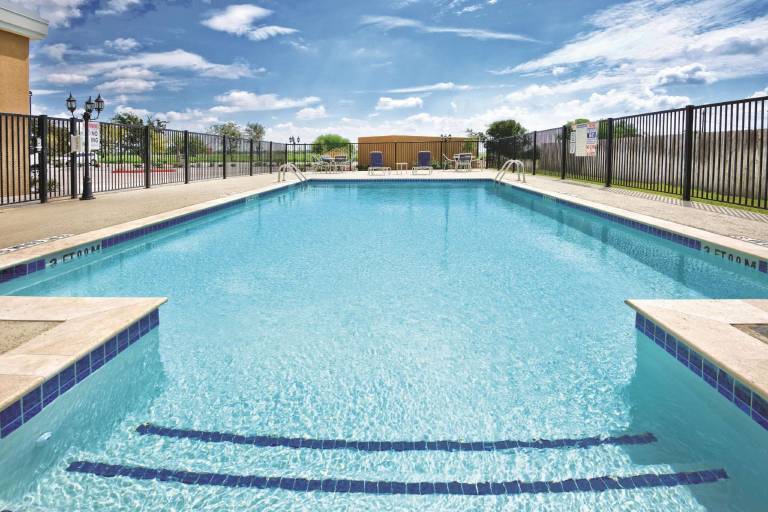 La Quinta Inn & Suites by Wyndham Victoria - South — photo 3