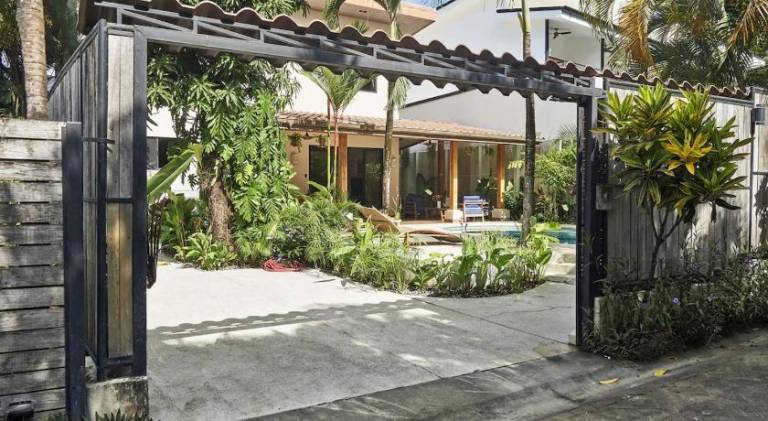 Villa Louise 4BR Modern Villa - Few Steps from the Beach — photo 4