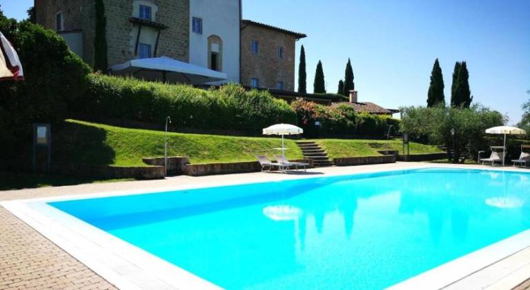 Serviced apartment with patio, private pool & garden — photo 4
