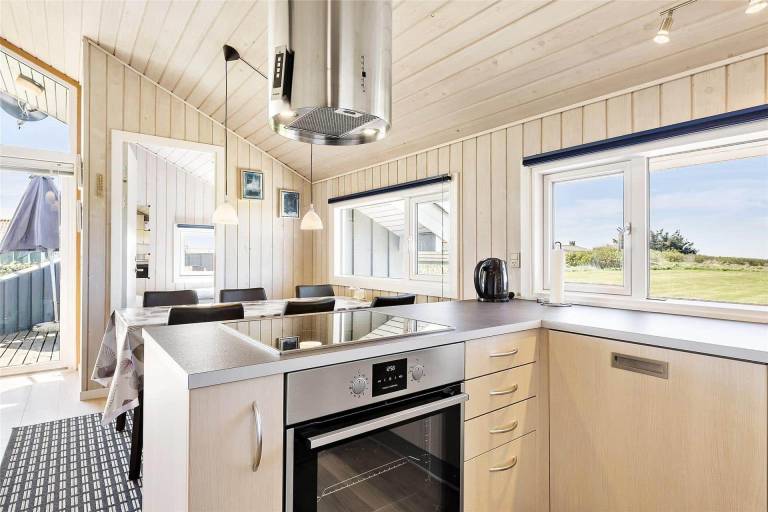 Vacation home with terrace, jacuzzi & barbeque | Sea view | Next to the beach | Pets allowed — photo 4