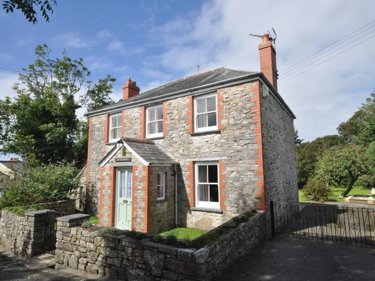 Fully equipped pleasant cottage with yard | Pets allowed in Tintagel
