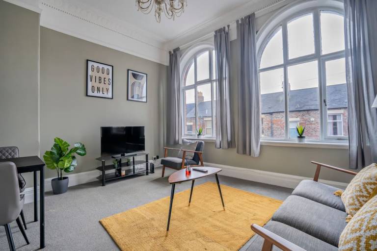 2 Bed Town Centre Free Parking