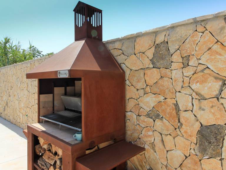 Vacation home with private pool, patio & garden — photo 4