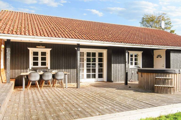 Vacation home with patio, barbeque & jacuzzi — photo 2